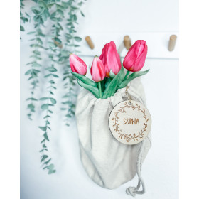 Personalisierter Geschenkanhänger aus Holz | Motiv Blumen-Kranz mit Namen | Holz-Anhänger für Geschenke