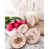 Personalisierter Geschenkanhänger aus Holz | Motiv Blumen mit Namen | Holz-Anhänger für Geschenke